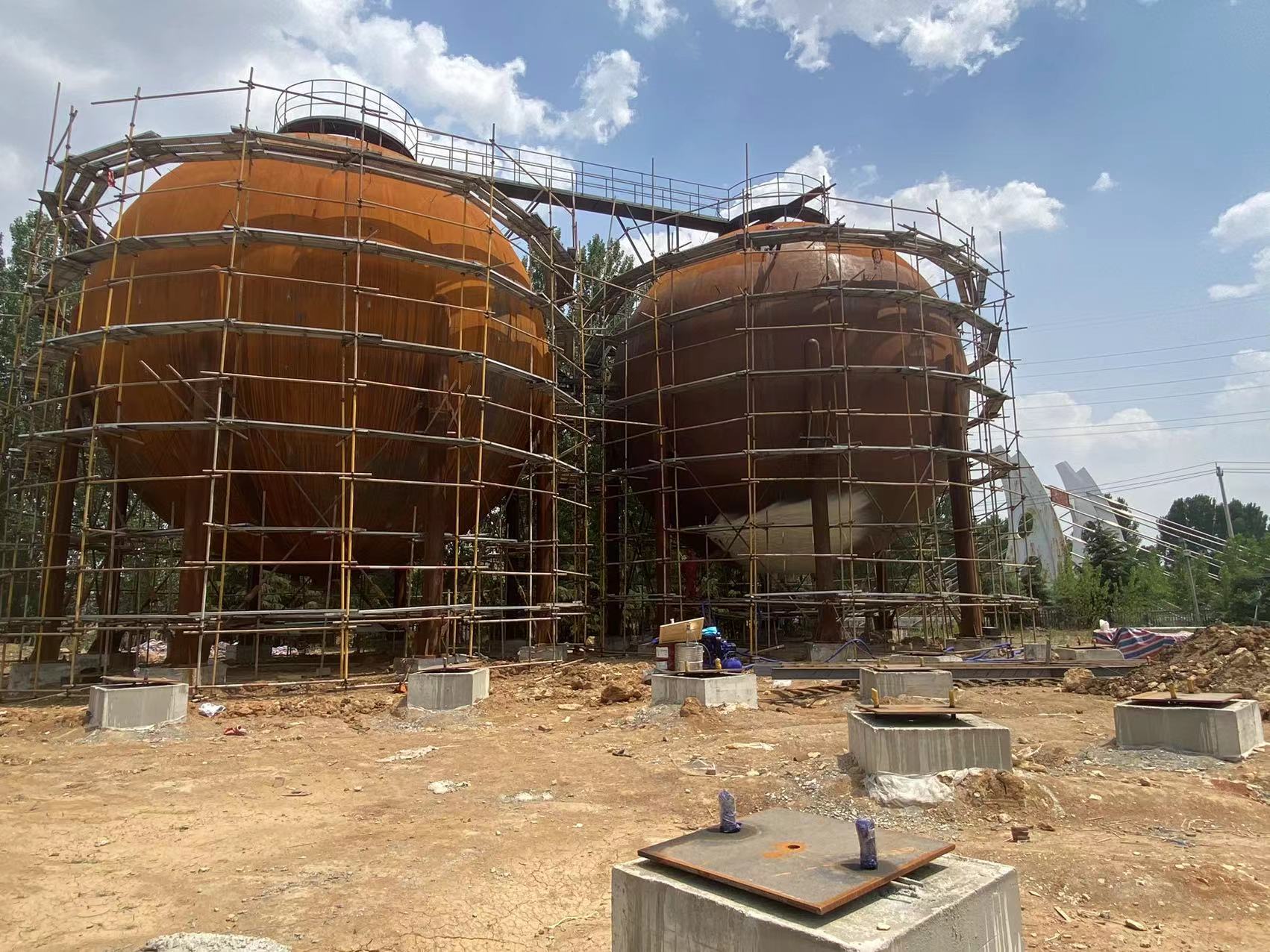 球罐聚氨酯發泡噴涂現場